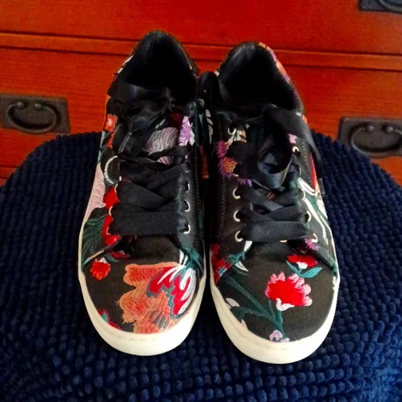 Hippie Black Floral Embroidered women's shoes - Picture 1 of 8